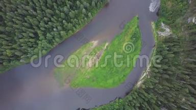 夏季森林河流鸟瞰图.. 剪辑。 夏季飞行期间用河流鸟瞰林地