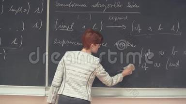年轻教师在数学学院讲课，在黑板上写粉笔字