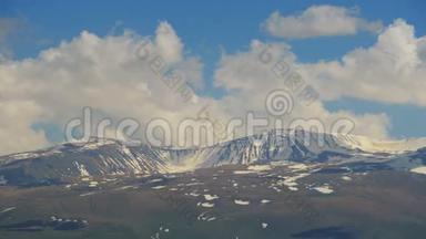 云在亚美尼亚雪山上移动