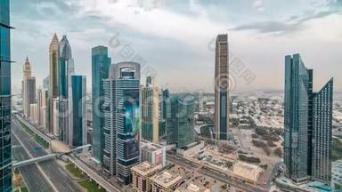 迪拜天际线日落时分，美丽的市中心摩天大楼和谢赫扎耶德公路交通，迪拜，联合