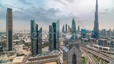 迪拜天际线日落时分，美丽的市中心摩天大楼和谢赫扎耶德公路交通，迪拜，联合