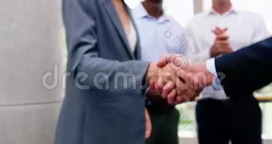 商务主管们互相握手
