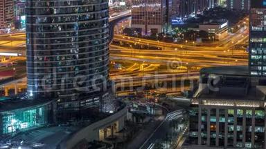 迪拜市中心高速公路立交的鸟瞰夜景。