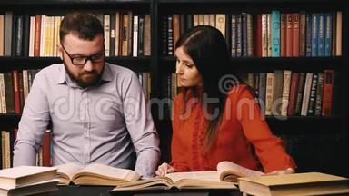 一男一女在图书馆看书准备考试