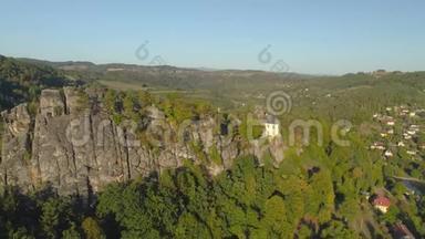 土耳其，捷克共和国-JUNE，2019年：航<strong>空无</strong>人机观哥特式城堡在国家公园塞斯基拉吉附近布拉格。