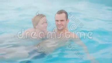 温泉地热温泉.. 恋爱中的浪漫夫妇在热池里放松。