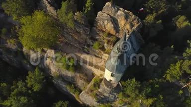 土耳其，捷克共和国-JUNE，2019年：航空无人机观哥特式城堡在国家公园塞斯基拉吉附近布拉格。