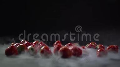 草莓<strong>放</strong>在<strong>桌子上</strong>，<strong>放</strong>在液氮里。