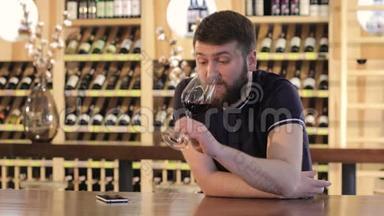 一个孤独的人拿着一杯<strong>红酒</strong>，一个年轻的人拿着一杯<strong>红酒</strong>，一个男人在一家餐馆喝<strong>红酒</strong>