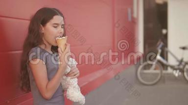 小女孩在街上吃<strong>冰淇淋</strong>，有一个软玩具动作慢动作视频。 女孩的生活方式和<strong>冰淇淋</strong>