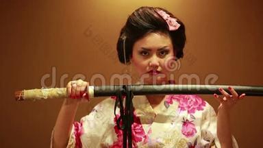 日本艺妓带剑.