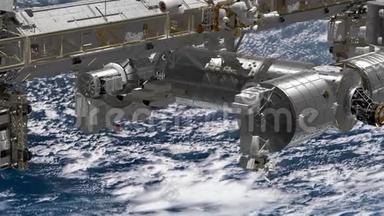 国际空间站国际空间站对地球大气层旋转的CG动画。 宇航员太空行走。 这方面的要素