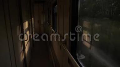列车车厢内阳光车厢与夜间走廊出发前. 慢动作视频。 走廊