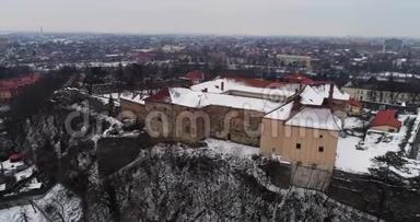 冬季乌日霍洛德城堡的空中美丽景色。
