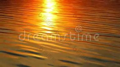 水中夕阳的倒影.. 晚上的风景。 夕阳西下. 波浪在水面上。
