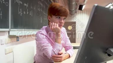 年轻教师在数学学院讲课，在黑板上写<strong>粉笔字</strong>
