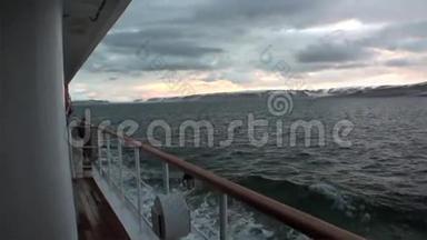 斯瓦尔巴<strong>北冰洋</strong>水上的游艇甲板。