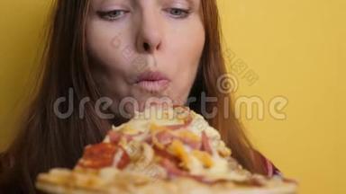 匹萨。 快乐的女孩<strong>吃</strong>一片披萨的概念。 饥饿的女人<strong>吃</strong>一片披萨。 慢动作<strong>视频</strong>。 披萨饼