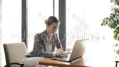 女商人坐着看着笔记本电脑