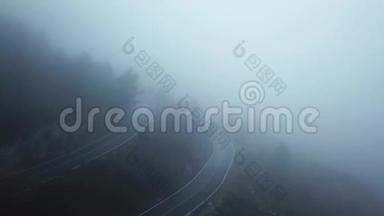 伊比利亚半岛山区<strong>浓</strong>雾</strong>中道路的神秘景色