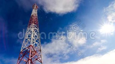 塔。 塔和天空。 云和<strong>高度</strong>塔。 天空和云层上的电信发射机。