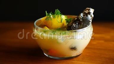 玻璃碗里有鱼的蔬菜汤
