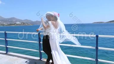 <strong>结婚纪念日</strong>。 大海背景下的新婚快乐