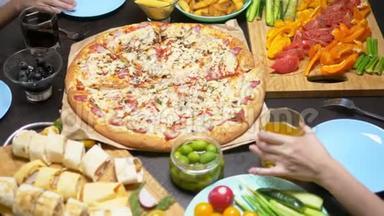 一家人在舒适的家庭环境中吃饭。 自制食物，自制披萨。 快乐的一家人一起吃午饭坐在一起