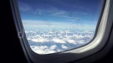 乘飞机旅行。 飞越黑山。 通过飞机窗口查看。 4k