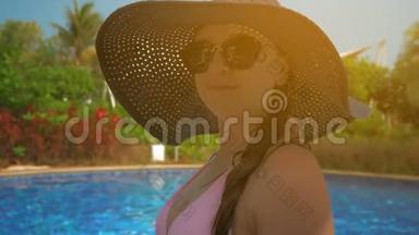 游泳池边戴蓝<strong>帽子</strong>的漂亮女孩。 <strong>夏日</strong>的阳光。 慢动作