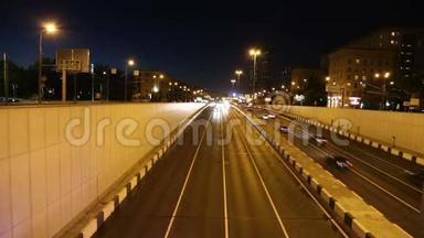 俄罗斯莫斯科大城市（夜间）高速公路上的交通