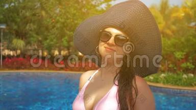 <strong>游</strong>泳池边戴蓝帽子的漂亮女孩。 <strong>夏日</strong>的阳光。 慢动作