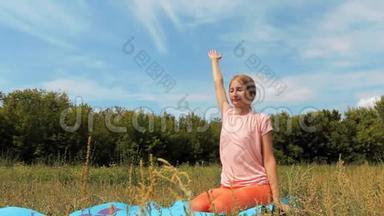 阳光明媚的夏日，一个可爱的成年女孩在公园<strong>户外做瑜伽</strong>