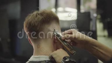 男式理发用电动剃须刀.. 把头发修剪整齐的发型收起来。 理发师为理发店的顾客理发