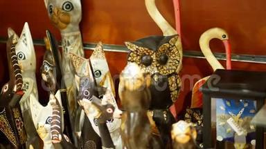 埃及HURGHADA-2018年10月24日：礼品店内提供由石头、木头、玻璃和金属制成的各种纪念品