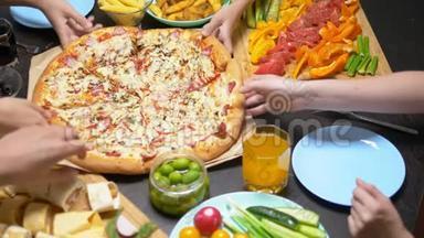 一家人在舒适的家庭环境中吃饭。 自制食物，自制披萨。 快乐的一家人一起吃午饭坐在一起