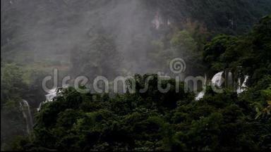 德天瀑布和山脉中的蒸汽，