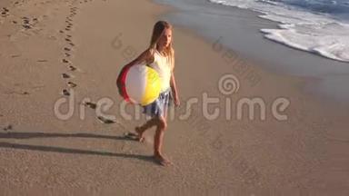 在日落海滩玩耍的孩子，在海边散步的快乐孩子
