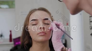 专业化妆师用<strong>指甲花</strong>画眉毛给客户。