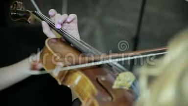 音乐家拉小提琴的特写