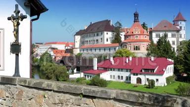 文艺复兴风格的城堡，在金德里丘夫赫拉德克靠近内扎尔卡河的山上有圆形亭子。捷克共和国