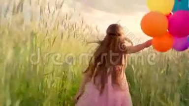 日落时分，一个女孩带着彩色气球穿过麦田