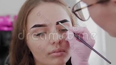 专业化妆师用指甲花画眉毛给客户。
