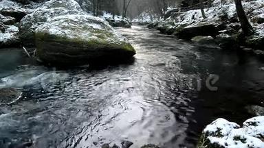 河岸和冰冷清澈的溪流中的大砂岩巨石。