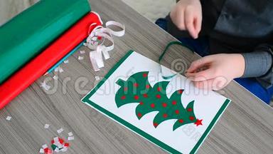 青少年男孩用彩色自粘纸制作圣诞卡