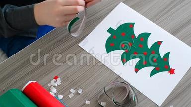 青少年男孩用彩色自粘纸制作圣诞卡