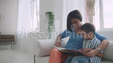 母亲和儿子坐在室内读故事。
