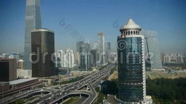 中国商业建筑区十字路口城市交通鸟瞰图。