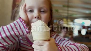 小女孩在当地<strong>冰淇淋</strong>店享受<strong>冰淇淋</strong>和雪松