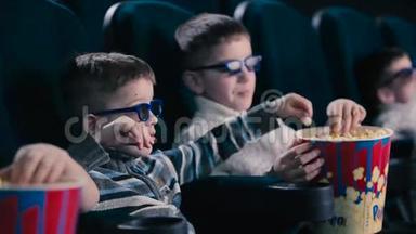男孩们正在电影院吃爆米花
